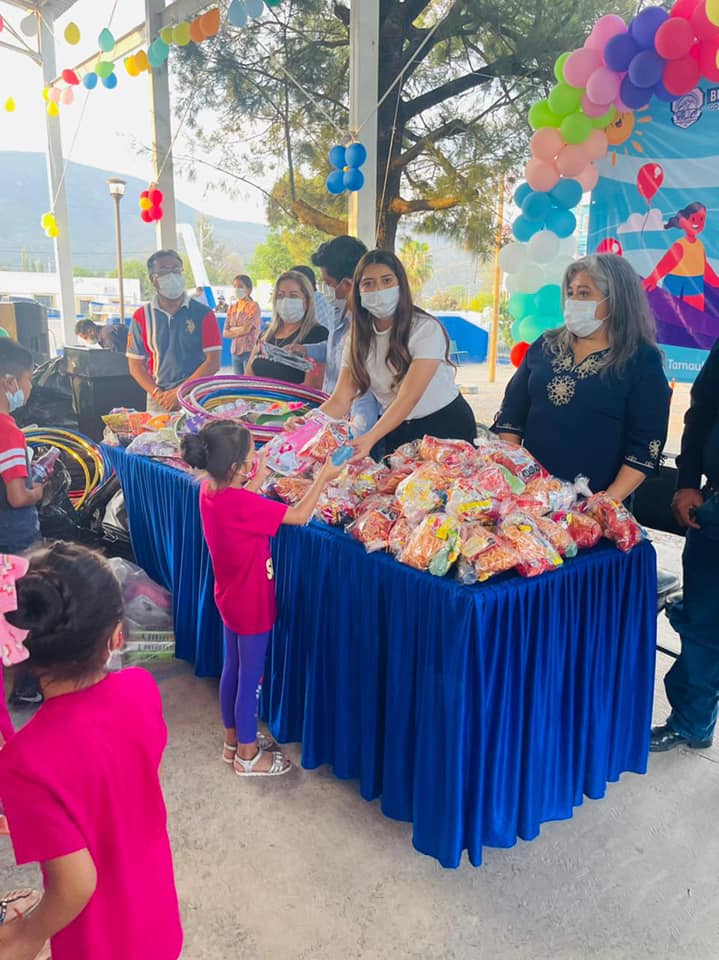 Alcaldesa de Bustamante festejó a niños en su día