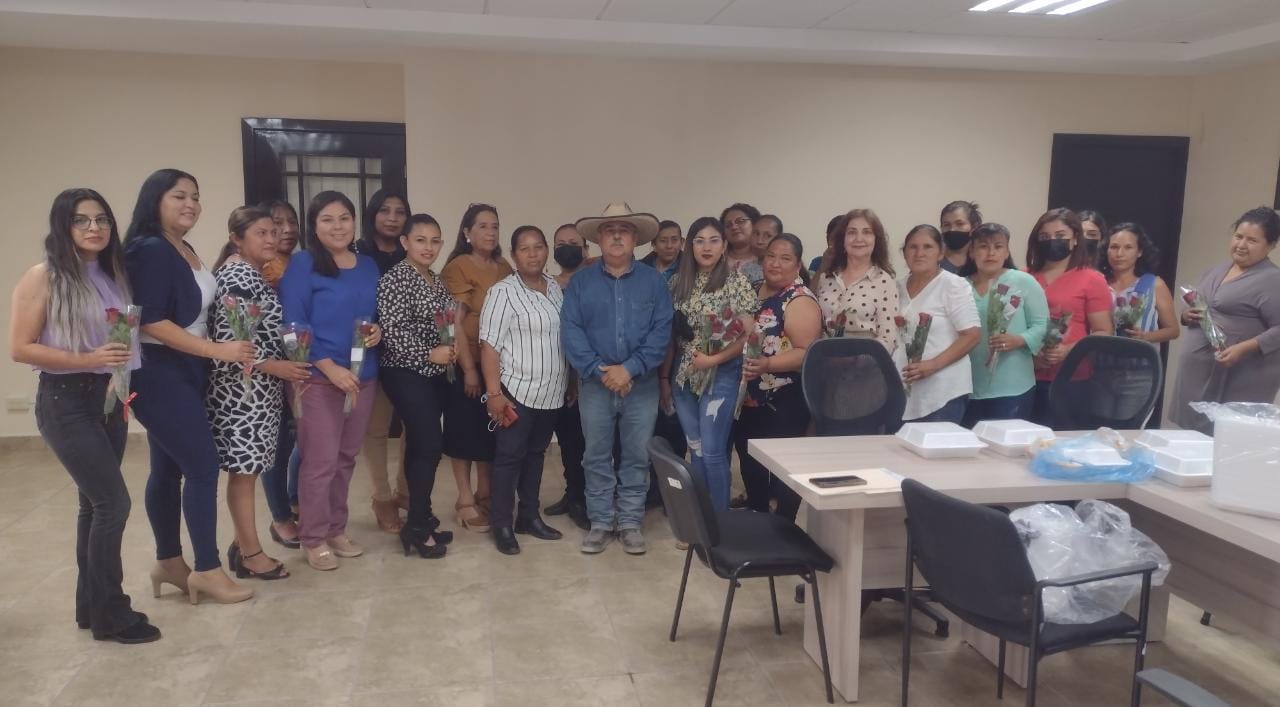 Regala Antonio Leija Villarreal flores a madres que trabajan en el municipio