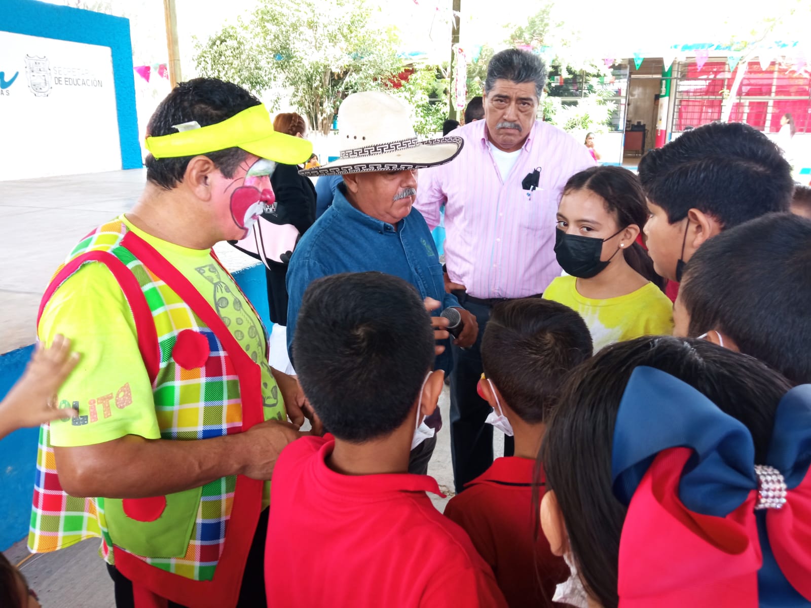 Antonio Leija Villarreal convive con alumnos de la escuela Norberto Treviño Zapata