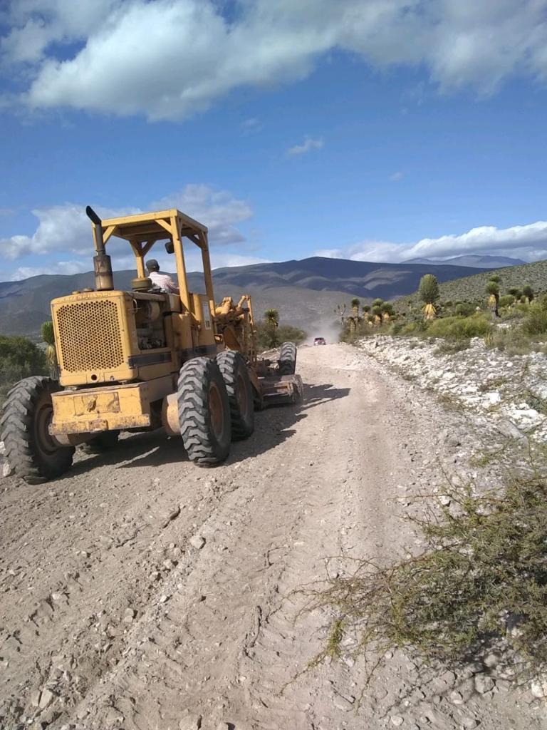 Rehabilitan camino rural en Bustamante