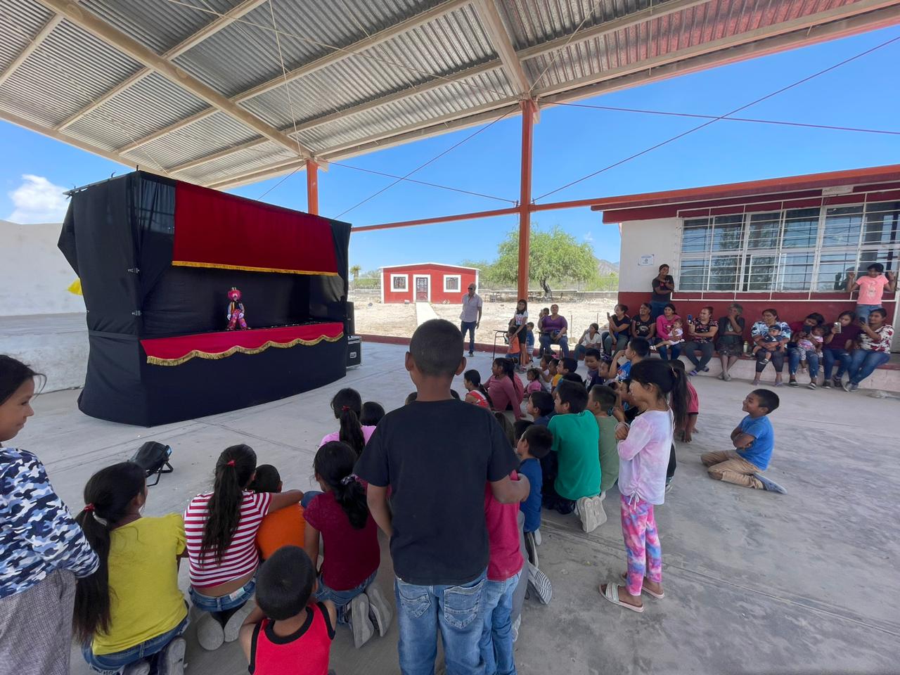 Celebración del Día del Niño en la que el Alcalde Antonio Leija Villarreal regala sonrisas con una función de títeres